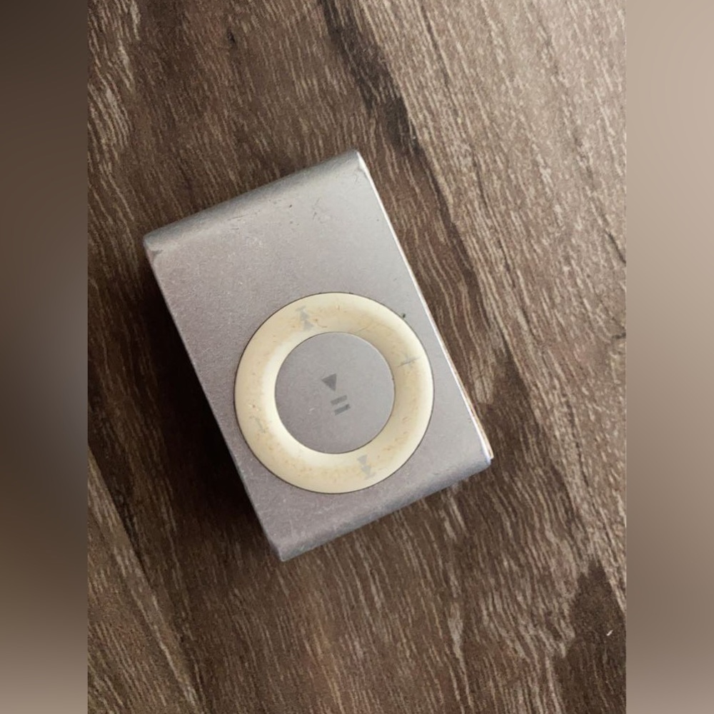Apple  iPod Shuffle 2GB Silver